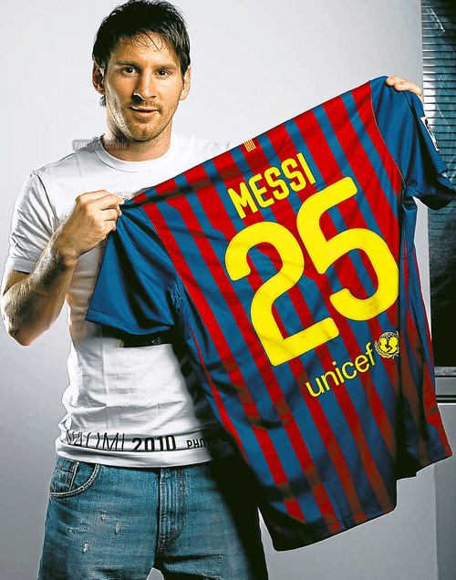 Messi cầm chiếc áo kỷ niệm 25 tuổi